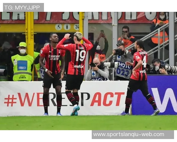 莱奥庆祝被加比亚拦截福法纳及时帮他整理衣领